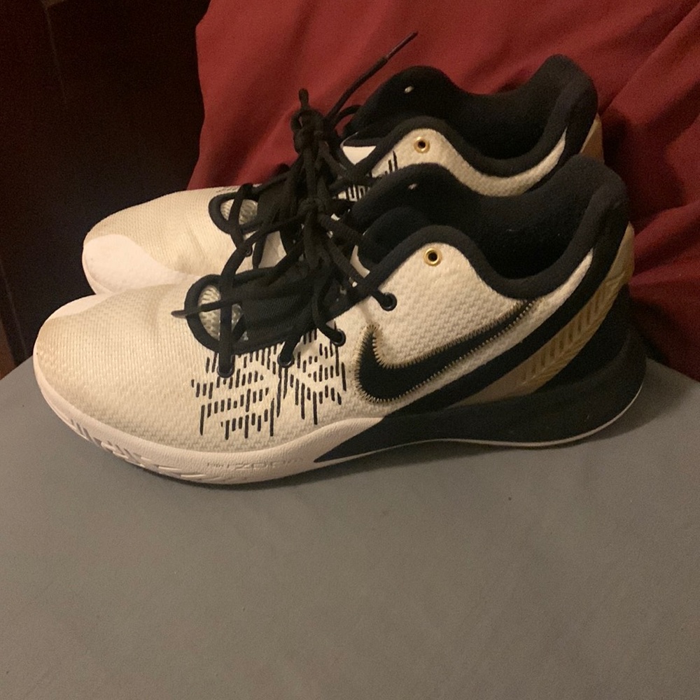 Kyrie Flytrap 2 basketball shoes